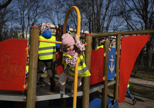 Dziewczynka zjeżdża po rurze