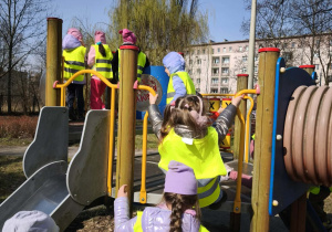 Dzieci wspinają sie na statek