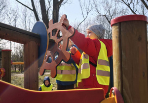 Dzieci kręcą sterem