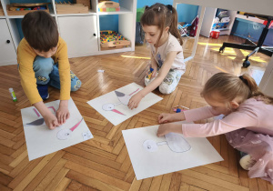 Dzieci ukladają bociany z części