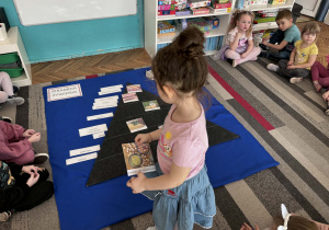 Dziewczynka z obrazkiem warzyw strączkowych