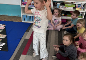 Dziewczynka pokazuje ruch