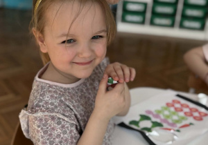 Dziewczynka z wyciętym obrazkiem brokuła