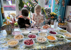 Dzieci kroją owoce za pomocą noża