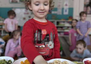 Chłopiec wybiera banany