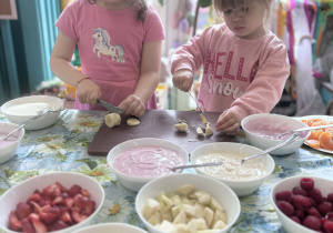 Dziewczynki kroją banany