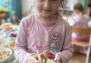 Dziewczynka ze zdrowym deserem jogurtowym