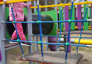 zabawy dzieci na placu zabaw