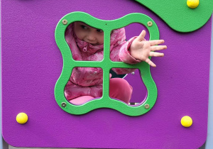 zabawy dzieci na placu zabaw