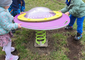 zabawy dzieci na placu zabaw