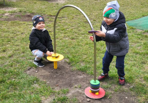 zabawy dzieci na placu zabaw