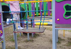 zabawy dzieci na placu zabaw