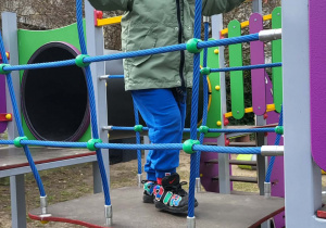 zabawy dzieci na placu zabaw