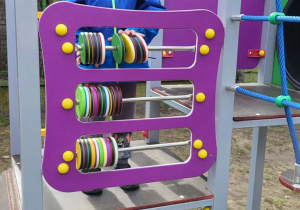 zabawy dzieci na placu zabaw