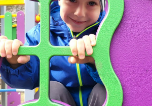 zabawy dzieci na placu zabaw