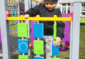 zabawy dzieci na placu zabaw