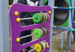 zabawy dzieci na placu zabaw