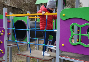 zabawy dzieci na placu zabaw