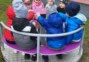 zabawy dzieci na placu zabaw