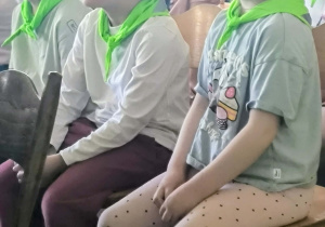 Dzieci siedza na widowni w szkole