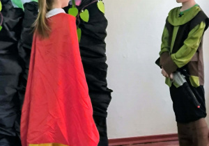 Dzieci wystepują na scenie