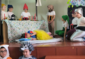 Jeż i lis siedzą w lesie