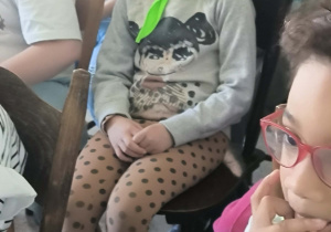 Dziewczynka ogląda spektakl