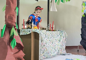 Dziewczynka przebrana za Śnieżkę