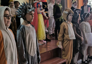 Dzieci ze szkoły występujące w spektaklu