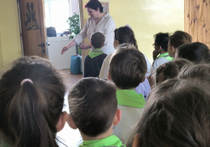 Dzieci wchodza do binblioteki