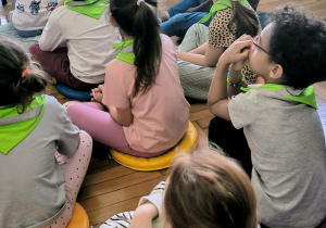 Dzieci słuchaja pani bibliotekarki