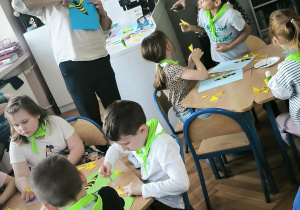 Dzieci pracują przy stolikach