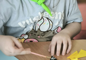 Dziewczynka robi pszczołę