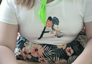 Dziewczynka skleja pszczołę