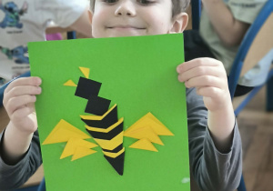 Chłopiec z pszczołą