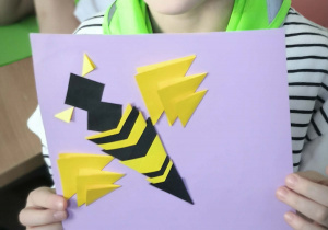 Dziewczynka pokazuje pszczołę