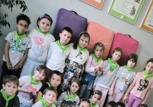 Dzieci na terenie szkoły