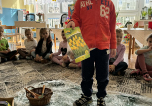 Chłopiecp okazuje cebulki tulipana