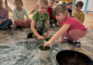 Dzieci wkładającebulki do doniczek