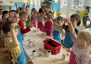 Dzieci pokazują cebulki kwiatowe