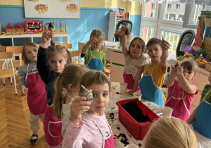 Dzieci z cebulkami w rękach do posadzenia