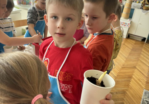 Chłopiec poakzuje zasadzoną roślinę