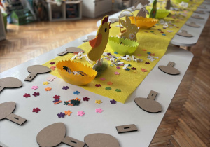 Elementy jajek wielkanocnych z deski przygotowane leżą na stole