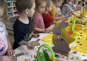 Dzieci srtoją na swoich stanowiskach pracy