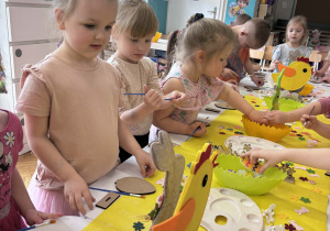 Dzieci oglądają naklejki wielkanocne