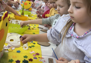 Dziewczynka wybiera ozdoby wielkanocne