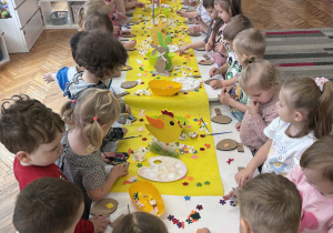 Dzieci pracują na swoich stanowiskach pracy