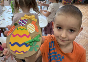 Chłopiec poakzuje swoje jajo wielkanocne