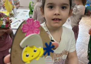 Dziewczynka poakzuje swoje jajo wielkanocne