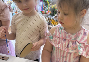 Dziewczynki wykonują swoje jajka wielkanocne